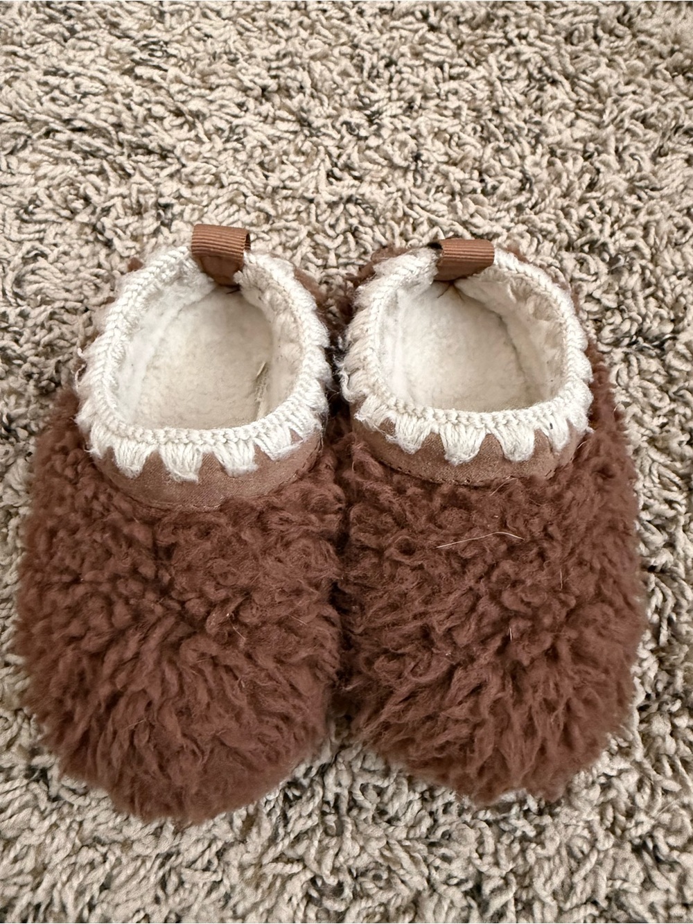 Cozy Brown Faux-Sherpa Kids Slippers with Cream Trim